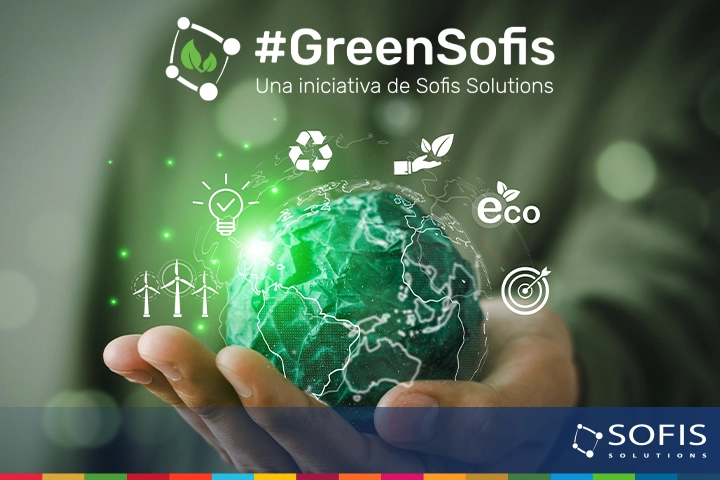 Mano de una persona sosteniendo un mundo con íconos relacionados a sostenibilidad